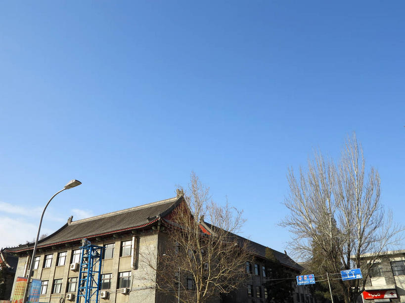 无人,学校,教学楼,横图,室外,白天,仰视,旅游,度假,植物,窗户,标志建筑,地标,建筑,路灯,指示牌,照明,北京,中国,亚洲,阴影,光线,标志,路标,影子,墙,屋顶,云,云朵,灯光,首都,云彩,顶棚,娱乐,标识,建设,校园,路牌,玻璃窗,墙壁,墙面,灯,树,树木,蓝色,绿色,白云,蓝天,天空,阳光,自然,天,享受,休闲,教室,旅游胜地,放松,生长,晴朗,成长,照亮,照明设备,东亚,海淀区,中华人民共和国,北京市,京,北平,华北地区,晴空,彩图,低角度拍摄,教学大楼,北大,北京大学,京师大学堂,颐和园路,shslj1