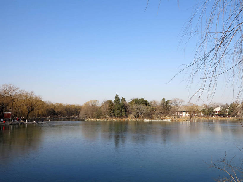 无人,学校,教学楼,横图,室外,白天,正面,旅游,度假,湖,湖泊,美景,水,植物,北京,中国,亚洲,阴影,光线,影子,湖面,景观,水流,水面,首都,娱乐,校园,树,树木,蓝色,绿色,倒影,蓝天,天空,阳光,自然,湖水,人工湖,天,享受,休闲,教室,景色,放松,生长,晴朗,成长,倒映,自然风光,东亚,海淀区,万里无云,中华人民共和国,北京市,京,北平,华北地区,反照,晴空,晴空万里,彩图,教学大楼,北大,北京大学,京师大学堂,颐和园路,未名湖,shslj1