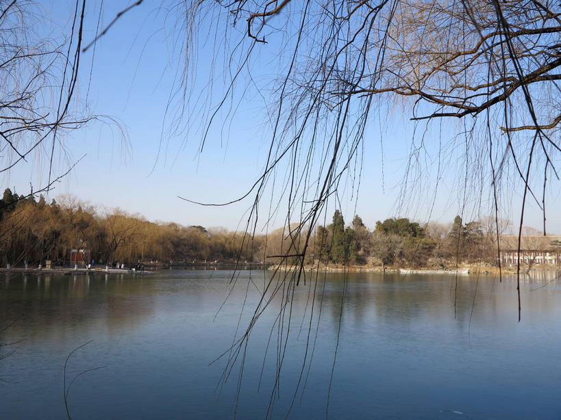 无人,学校,教学楼,横图,室外,白天,正面,旅游,度假,湖,湖泊,美景,水,植物,北京,中国,亚洲,阴影,光线,影子,湖面,景观,水流,水面,首都,娱乐,校园,树,树木,蓝色,绿色,倒影,蓝天,天空,阳光,自然,湖水,人工湖,天,享受,休闲,教室,景色,放松,生长,晴朗,成长,倒映,自然风光,东亚,海淀区,万里无云,中华人民共和国,北京市,京,北平,华北地区,反照,晴空,晴空万里,彩图,教学大楼,北大,北京大学,京师大学堂,颐和园路,未名湖,shslj1