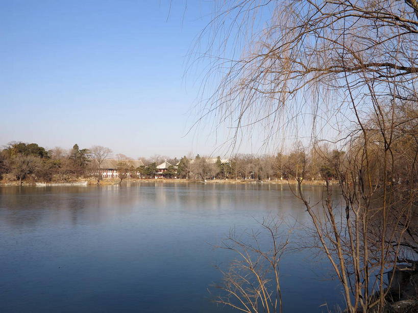 无人,学校,教学楼,横图,室外,白天,正面,旅游,度假,湖,湖泊,美景,水,植物,北京,中国,亚洲,阴影,光线,影子,湖面,景观,水流,水面,首都,娱乐,校园,树,树木,蓝色,绿色,倒影,蓝天,天空,阳光,自然,湖水,人工湖,天,享受,休闲,教室,景色,放松,生长,晴朗,成长,倒映,自然风光,东亚,海淀区,万里无云,中华人民共和国,北京市,京,北平,华北地区,反照,晴空,晴空万里,彩图,教学大楼,北大,北京大学,京师大学堂,颐和园路,未名湖,shslj1