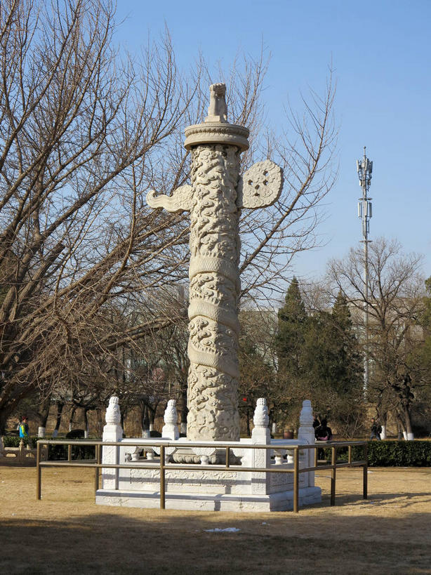 无人,学校,教学楼,栏杆,竖图,室外,白天,正面,旅游,度假,树林,植物,标志建筑,地标,建筑,北京,中国,亚洲,阴影,枯萎,装饰,光线,影子,柱子,围栏,枯草,首都,娱乐,建设,华表,校园,护栏,石柱,草,树,树木,黄色,蓝色,绿色,蓝天,天空,阳光,自然,天,享受,休闲,教室,旅游胜地,放松,生长,晴朗,成长,华丽,修饰,点缀,东亚,海淀区,万里无云,中华人民共和国,北京市,京,北平,华北地区,衬托,美观,雅致,雅观,晴空,晴空万里,彩图,教学大楼,北大,北京大学,京师大学堂,颐和园路,桓表,shslj1