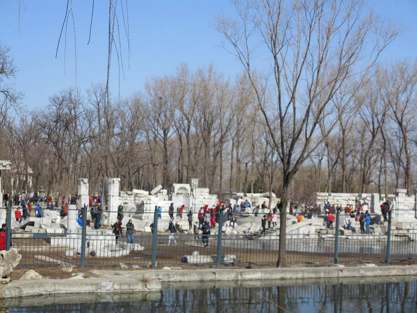 东方人,公园,栏杆,走,横图,室外,白天,正面,旅游,度假,河流,名胜古迹,树林,水,植物,标志建筑,地标,建筑,雕塑,北京,圆明园,中国,亚洲,行人,游客,游人,阴影,服装,遗迹,艺术,装饰,光线,雕刻,雕像,影子,河水,水流,围栏,首都,许多人,注视,休闲装,黄种人,古迹,文物,娱乐,建设,古建筑,护栏,路人,旅客,树,树木,衣服,蓝色,绿色,蓝天,天空,阳光,自然,工艺品,天,观察,看,一群人,享受,休闲,休闲服,旅游胜地,放松,服饰,生长,晴朗,成长,观看,纪念,美术,察看,关注,主题,陈列,古文明,东亚,海淀区,万里无云,中华人民共和国,北京市,京,北平,华北地区,功能,美学,过客,男人,男性,年轻男性,年轻女性,女人,女性,中年男性,中年女性,亚洲人,晴空,晴空万里,步行,散步,走路,半身,彩图,圆明园遗址,圆明园遗址公园,shslj1,西洋楼