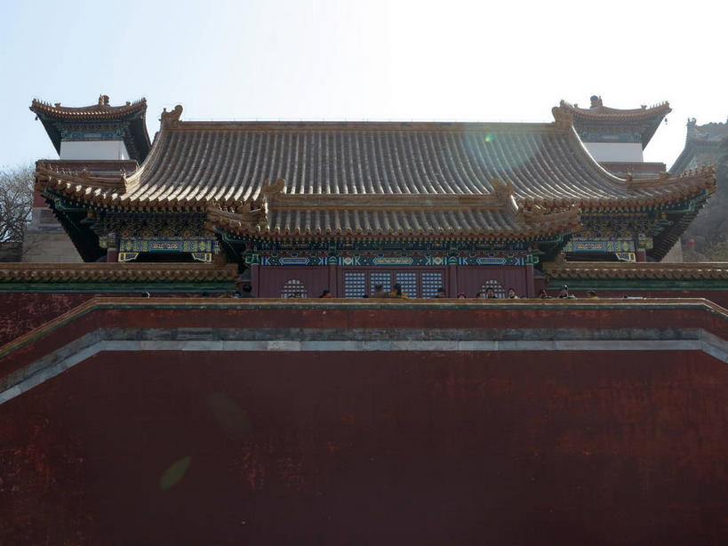 无人,颐和园,宫殿,横图,室外,白天,仰视,旅游,度假,名胜古迹,树林,植物,标志建筑,地标,建筑,北京,中国,亚洲,阴影,遗迹,光线,瓦片,影子,墙,屋檐,首都,古迹,文物,娱乐,建设,古建筑,檐,墙壁,墙面,树,树木,红色,蓝色,绿色,蓝天,天空,阳光,自然,天,享受,休闲,旅游胜地,放松,生长,晴朗,成长,宫廷,权利,古文明,东亚,海淀区,万里无云,中华人民共和国,北京市,京,北平,华北地区,皇家园林,王宫,清漪园,晴空,晴空万里,彩图,低角度拍摄,皇宫,shslj1,四大部洲,颐和园四大部洲