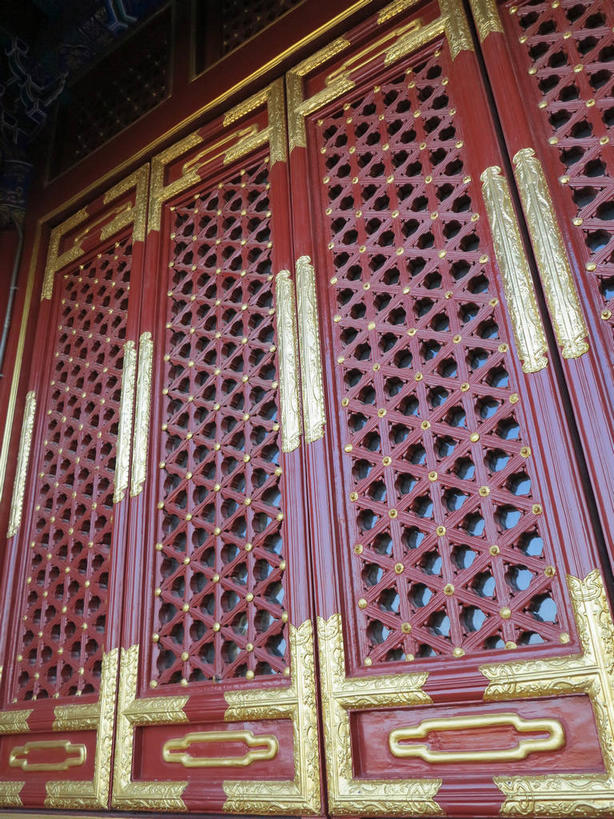 无人,颐和园,宫殿,竖图,室外,白天,仰视,旅游,度假,名胜古迹,窗户,标志建筑,地标,建筑,北京,中国,亚洲,遗迹,墙,首都,古迹,文物,娱乐,建设,古建筑,墙壁,墙面,黄色,红色,享受,休闲,旅游胜地,放松,宫廷,权利,古文明,东亚,海淀区,中华人民共和国,北京市,京,北平,华北地区,皇家园林,王宫,清漪园,彩图,低角度拍摄,皇宫,shslj1,四大部洲,颐和园四大部洲