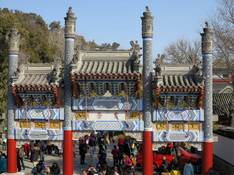 东方人,颐和园,宫殿,走,横图,俯视,室外,白天,旅游,度假,树林,植物,标志建筑,道路,地标,建筑,路,公路,北京,中国,亚洲,行人,游客,游人,阴影,服装,光线,影子,柱子,牌坊,牌楼,交通,首都,许多人,注视,休闲装,黄种人,文化,娱乐,建设,路人,旅客,树,树木,衣服,蓝色,绿色,蓝天,天空,阳光,自然,天,观察,看,一群人,享受,休闲,休闲服,旅游胜地,放松,服饰,生长,晴朗,成长,观看,纪念,祭祀,察看,权利,关注,表彰,荣誉,东亚,海淀区,万里无云,中华人民共和国,北京市,京,北平,华北地区,荣耀,皇家园林,清漪园,过客,男人,男性,年轻男性,年轻女性,女人,女性,中年男性,中年女性,亚洲人,晴空,晴空万里,马路,步行,散步,走路,半身,彩图,高角度拍摄,传统文化,shslj1,霏香牌楼