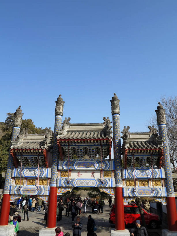 东方人,颐和园,宫殿,走,竖图,俯视,室外,白天,旅游,度假,树林,植物,标志建筑,道路,地标,建筑,路,公路,北京,中国,亚洲,行人,游客,游人,阴影,服装,光线,影子,柱子,牌坊,牌楼,交通,首都,许多人,注视,休闲装,黄种人,文化,娱乐,建设,路人,旅客,树,树木,衣服,蓝色,绿色,蓝天,天空,阳光,自然,天,观察,看,一群人,享受,休闲,休闲服,旅游胜地,放松,服饰,生长,晴朗,成长,观看,纪念,祭祀,察看,权利,关注,表彰,荣誉,东亚,海淀区,万里无云,中华人民共和国,北京市,京,北平,华北地区,荣耀,皇家园林,清漪园,过客,男人,男性,年轻男性,年轻女性,女人,女性,中年男性,中年女性,亚洲人,晴空,晴空万里,马路,步行,散步,走路,半身,彩图,高角度拍摄,传统文化,shslj1,霏香牌楼