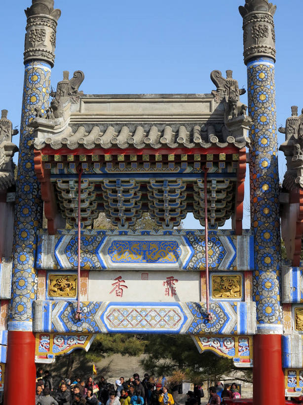 东方人,颐和园,宫殿,走,竖图,俯视,室外,白天,旅游,度假,树林,植物,标志建筑,道路,地标,建筑,路,公路,北京,中国,亚洲,行人,游客,游人,阴影,服装,光线,影子,柱子,牌坊,牌楼,交通,首都,许多人,注视,休闲装,黄种人,文化,娱乐,建设,路人,旅客,树,树木,衣服,蓝色,绿色,蓝天,天空,阳光,自然,天,观察,看,一群人,享受,休闲,休闲服,旅游胜地,放松,服饰,生长,晴朗,成长,观看,纪念,祭祀,察看,权利,关注,表彰,荣誉,东亚,海淀区,万里无云,中华人民共和国,北京市,京,北平,华北地区,荣耀,皇家园林,清漪园,过客,男人,男性,年轻男性,年轻女性,女人,女性,中年男性,中年女性,亚洲人,晴空,晴空万里,马路,步行,散步,走路,半身,彩图,高角度拍摄,传统文化,shslj1,霏香牌楼