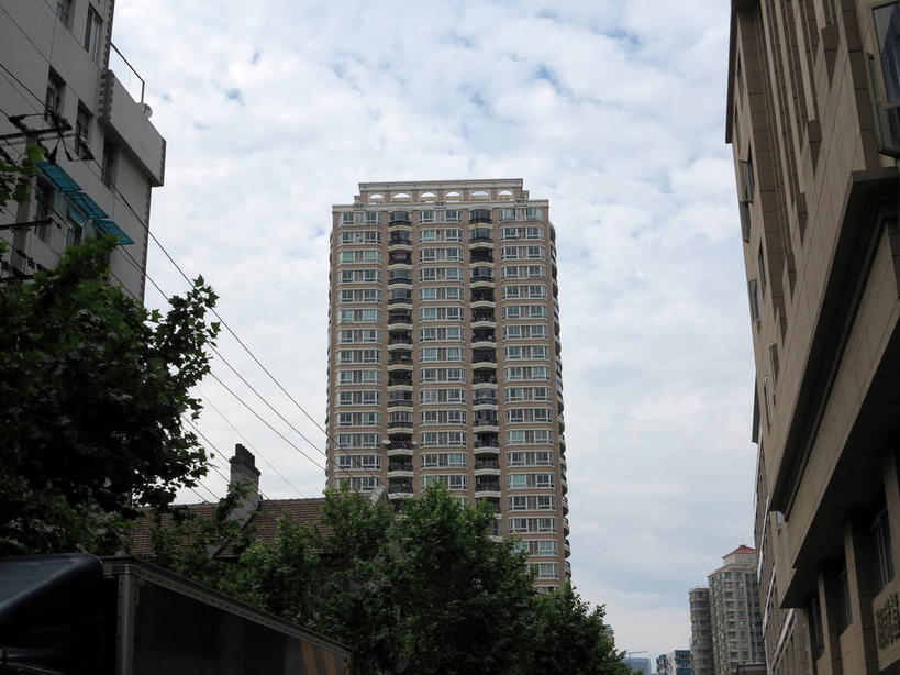 无人,家,高楼大厦,横图,室外,白天,仰视,度假,美景,树林,植物,窗户,城市风光,城市,大厦,建筑,摩天大楼,上海,中国,亚洲,阴影,电力,光线,电线,线,影子,房屋,墙,屋子,景观,云,云朵,公寓,电能,线路,云彩,娱乐,洋房,楼房,玻璃窗,墙壁,墙面,住宅,树,树木,蓝色,绿色,白云,蓝天,天空,阳光,自然,天,享受,休闲,景色,放松,生长,晴朗,成长,电,电源,电源线,申,能量,东亚,静安区,上海市,中华人民共和国,沪,华东地区,晴空,彩图,低角度拍摄,房子,大楼,高层建筑,高楼,摩天楼,shslj1,泰兴路