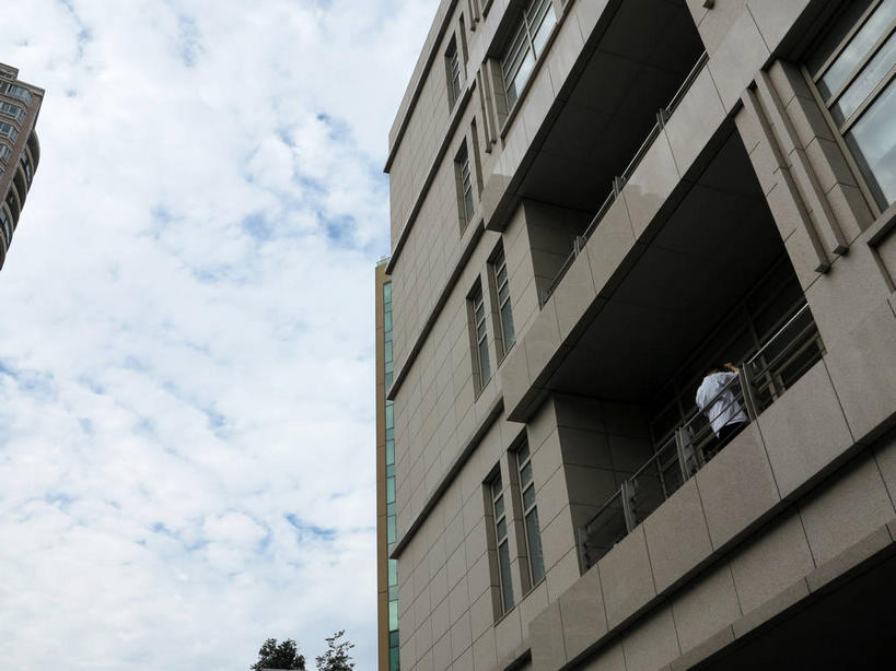 无人,家,高楼大厦,栏杆,露台,横图,室外,白天,仰视,度假,美景,树林,植物,窗户,阳台,城市风光,城市,大厦,建筑,摩天大楼,上海,中国,亚洲,阴影,光线,影子,房屋,墙,屋子,景观,云,云朵,公寓,围栏,云彩,娱乐,洋房,护栏,楼房,玻璃窗,墙壁,墙面,住宅,树,树木,蓝色,绿色,白云,蓝天,天空,阳光,自然,天,享受,休闲,景色,放松,生长,晴朗,成长,申,东亚,静安区,上海市,中华人民共和国,沪,华东地区,晴空,彩图,低角度拍摄,房子,大楼,高层建筑,高楼,露天阳台,摩天楼,shslj1,泰兴路