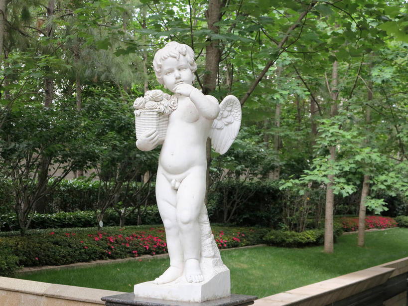 西方人,儿童,一个人,无人,站,横图,室外,白天,正面,爱情,度假,纯洁,竞争,草地,美景,植物,城市风光,城市,雕塑,上海,欧洲,中国,欧洲人,亚洲,仅一个男性,仅一个人,对抗,神话,艺术,装饰,盛开,冲突,翅膀,雕刻,雕像,弓,弓箭,景观,花蕾,注视,破坏,文化,娱乐,裸露,箭头,草,花,花瓣,花朵,鲜花,树,树木,一个,小孩,红色,绿色,白色,自然,工艺品,花苞,花蕊,观察,看,站着,仅一个小孩,享受,休闲,武器,景色,放松,可爱,童年,童趣,战争,生长,单个,成长,赤裸,观看,纪念,美术,损坏,申,察看,攻击,威胁,对立,关注,矛盾,兵器,主题,裸,传说,防御,丘比特,陈列,童真,希腊神话,黄浦区,东亚,烂漫,无邪,新闸路,静安区,上海市,中华人民共和国,沪,华东地区,功能,美学,敌对,挫败,斗争,抗拒,抗衡,簇,矢,杀伤,威慑,小爱神,爱罗斯,天真,危险,男孩,男人,男性,白种人,孩子,站立,彩图,全身,男生,古兵器,古代兵器,白色人种,高加索人种,欧罗巴人种,shslj1