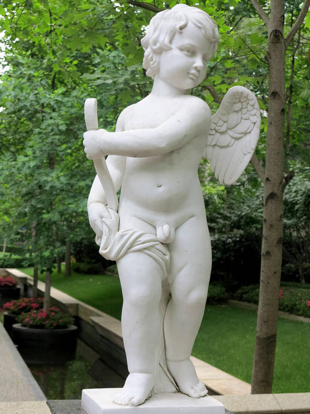 西方人,儿童,一个人,无人,站,竖图,室外,白天,正面,爱情,度假,纯洁,竞争,草地,美景,植物,城市风光,城市,雕塑,上海,欧洲,中国,欧洲人,亚洲,仅一个男性,仅一个人,对抗,神话,艺术,装饰,盛开,冲突,翅膀,雕刻,雕像,弓,弓箭,景观,花蕾,扭头,注视,破坏,文化,娱乐,裸露,箭头,草,花,花瓣,花朵,鲜花,树,树木,一个,小孩,红色,绿色,白色,自然,工艺品,花苞,花蕊,观察,看,站着,转头,仅一个小孩,享受,休闲,武器,景色,放松,可爱,童年,童趣,战争,生长,单个,成长,赤裸,观看,纪念,美术,损坏,申,察看,攻击,威胁,对立,关注,矛盾,兵器,主题,裸,传说,防御,丘比特,陈列,童真,希腊神话,黄浦区,东亚,烂漫,无邪,新闸路,静安区,上海市,中华人民共和国,沪,华东地区,功能,美学,敌对,挫败,斗争,抗拒,抗衡,簇,矢,杀伤,威慑,小爱神,爱罗斯,天真,危险,男孩,男人,男性,白种人,孩子,站立,彩图,全身,男生,古兵器,古代兵器,白色人种,高加索人种,欧罗巴人种,shslj1