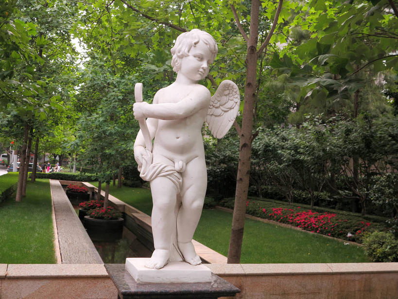 西方人,儿童,一个人,无人,站,横图,室外,白天,正面,爱情,度假,纯洁,竞争,草地,美景,植物,城市风光,城市,雕塑,上海,欧洲,中国,欧洲人,亚洲,仅一个男性,仅一个人,对抗,神话,艺术,装饰,盛开,冲突,翅膀,雕刻,雕像,弓,弓箭,景观,花蕾,扭头,注视,破坏,文化,娱乐,裸露,箭头,草,花,花瓣,花朵,鲜花,树,树木,一个,小孩,红色,绿色,白色,自然,工艺品,花苞,花蕊,观察,看,站着,转头,仅一个小孩,享受,休闲,武器,景色,放松,可爱,童年,童趣,战争,生长,单个,成长,赤裸,观看,纪念,美术,损坏,申,察看,攻击,威胁,对立,关注,矛盾,兵器,主题,裸,传说,防御,丘比特,陈列,童真,希腊神话,黄浦区,东亚,烂漫,无邪,新闸路,静安区,上海市,中华人民共和国,沪,华东地区,功能,美学,敌对,挫败,斗争,抗拒,抗衡,簇,矢,杀伤,威慑,小爱神,爱罗斯,天真,危险,男孩,男人,男性,白种人,孩子,站立,彩图,全身,男生,古兵器,古代兵器,白色人种,高加索人种,欧罗巴人种,shslj1