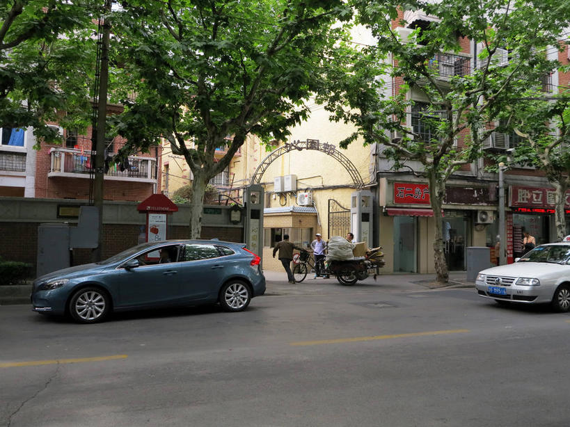 东方人,家,商店,栏杆,露台,走,横图,室外,白天,正面,旅游,度假,树林,植物,窗户,阳台,标志建筑,道路,地标,建筑,路,公路,出租车,汽车,上海,中国,亚洲,行人,阴影,服装,光线,影子,房屋,墙,屋子,公寓,拱门,围栏,交通,许多人,休闲装,黄种人,娱乐,建设,商铺,洋房,护栏,楼房,路人,玻璃窗,墙壁,墙面,住宅,车,树,树木,衣服,绿色,阳光,自然,交通工具,轿车,一群人,享受,休闲,休闲服,旅游胜地,放松,服饰,生长,成长,申,载具,的士,计程车,故居,黄浦区,东亚,新闸路,静安区,上海市,中华人民共和国,沪,华东地区,市肆,商号,过客,男人,男性,年轻男性,年轻女性,女人,女性,亚洲人,马路,步行,散步,走路,半身,彩图,房子,店铺,露天阳台,shslj1,沁园村,上海阮玲玉故居