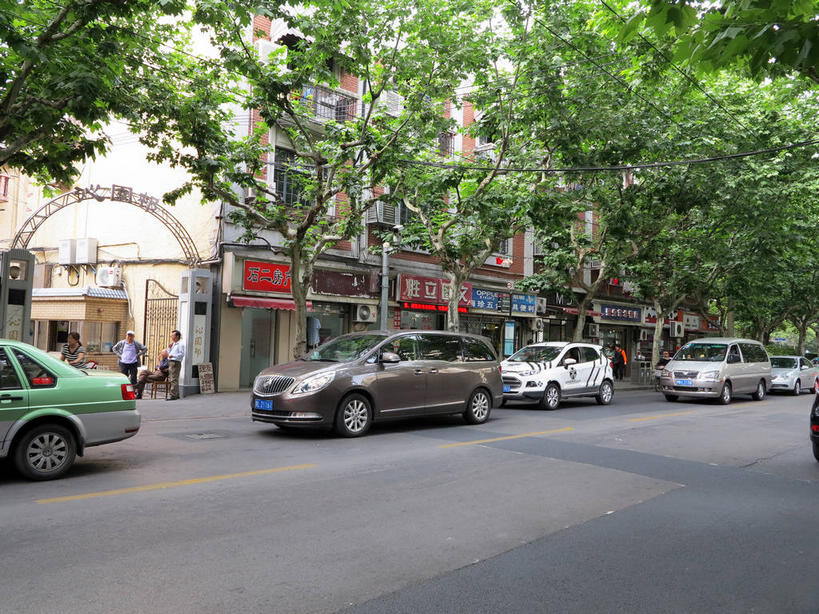 东方人,家,商店,栏杆,露台,走,横图,室外,白天,正面,旅游,度假,树林,植物,窗户,阳台,标志建筑,道路,地标,建筑,路,公路,出租车,汽车,上海,中国,亚洲,行人,阴影,服装,光线,影子,房屋,墙,屋子,公寓,拱门,围栏,交通,许多人,休闲装,黄种人,娱乐,建设,商铺,洋房,护栏,楼房,路人,玻璃窗,墙壁,墙面,住宅,车,树,树木,衣服,绿色,阳光,自然,交通工具,轿车,一群人,享受,休闲,休闲服,旅游胜地,放松,服饰,生长,成长,申,载具,的士,计程车,故居,黄浦区,东亚,新闸路,静安区,上海市,中华人民共和国,沪,华东地区,市肆,商号,过客,男人,男性,年轻男性,年轻女性,女人,女性,亚洲人,马路,步行,散步,走路,半身,彩图,房子,店铺,露天阳台,shslj1,沁园村,上海阮玲玉故居