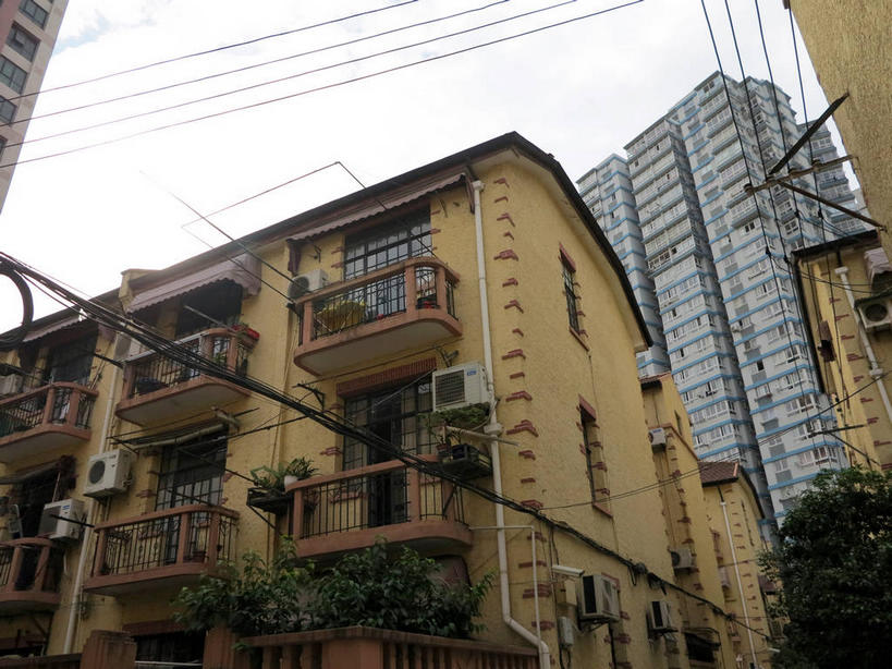 无人,家,高楼大厦,横图,室外,白天,仰视,旅游,度假,植物,窗户,标志建筑,大厦,地标,建筑,摩天大楼,上海,中国,亚洲,电力,电线,线,房屋,墙,屋子,公寓,电能,线路,娱乐,建设,洋房,楼房,玻璃窗,墙壁,墙面,住宅,树,树木,黄色,绿色,天空,自然,天,享受,休闲,旅游胜地,放松,生长,成长,电,电源,电源线,申,能量,故居,黄浦区,东亚,新闸路,静安区,上海市,中华人民共和国,沪,华东地区,彩图,低角度拍摄,房子,大楼,高层建筑,高楼,摩天楼,shslj1,沁园村,上海阮玲玉故居