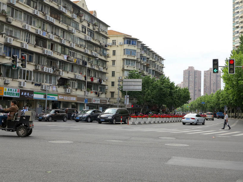 东方人,家,走,横图,室外,白天,正面,度假,安全,美景,植物,城市风光,城市,道路,路,人行横道,公路,自行车,汽车,上海,中国,亚洲,行人,服装,房屋,屋子,景观,公寓,人行道,分界线,停车线,信号灯,交通,许多人,注视,休闲装,黄种人,娱乐,洋房,楼房,路人,住宅,车,脚踏车,树,树木,骑,衣服,绿色,天空,自然,交通工具,轿车,天,观察,看,一群人,骑车,享受,休闲,休闲服,景色,放松,警示,服饰,生长,成长,观看,车行道,车行道分界线,申,察看,关注,提示,载具,标线,人行横道线,流通,东亚,车行线,静安区,上海市,交通信号灯,中华人民共和国,沪,华东地区,过客,男人,男性,年轻男性,年轻女性,女人,女性,亚洲人,斑马线,马路,步行,散步,走路,半身,彩图,房子,shslj1,常德路