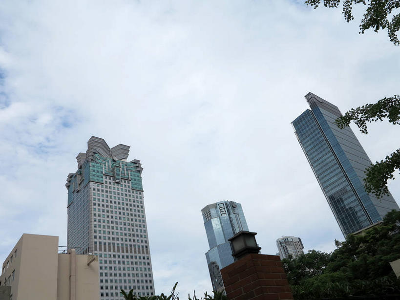 无人,高楼大厦,横图,室外,白天,仰视,度假,美景,植物,窗户,落地窗,城市风光,城市,大厦,建筑,摩天大楼,上海,中国,亚洲,一排,许多,阴影,整齐,并列,并排,光线,影子,墙,景观,云,云朵,很多,云彩,娱乐,建设,玻璃窗,墙壁,墙面,树,树木,南京西路,排列,蓝色,绿色,白云,倒影,蓝天,天空,阳光,自然,天,享受,休闲,景色,放松,生长,晴朗,成长,申,倒映,队列,平行,玻璃幕墙,东亚,静安区,上海市,中华人民共和国,沪,华东地区,反照,晴空,彩图,低角度拍摄,大楼,高层建筑,高楼,摩天楼,shslj1,常德路,中欣大厦