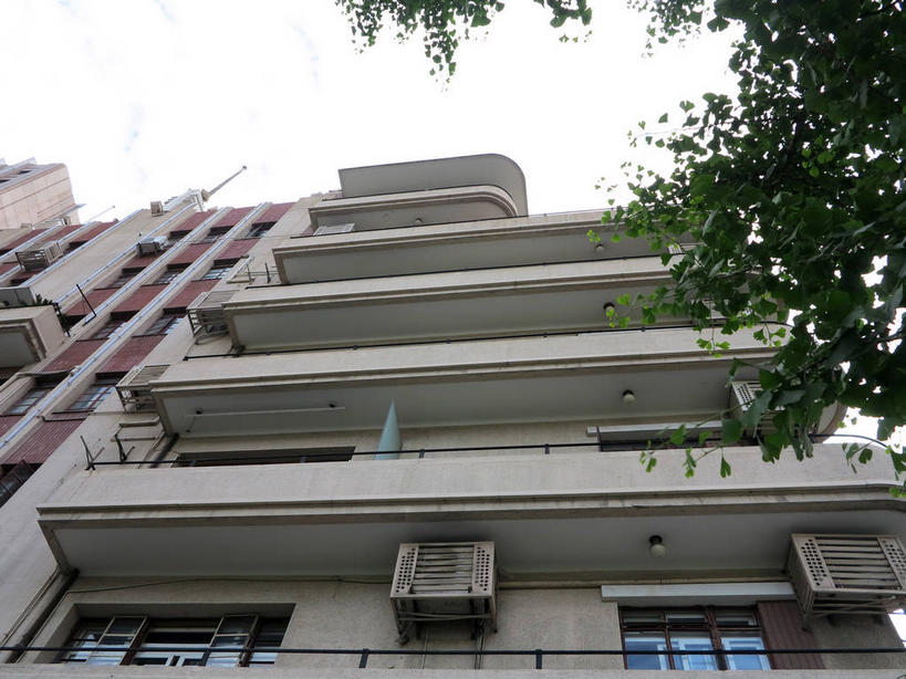 无人,家,栏杆,露台,横图,室外,白天,仰视,旅游,度假,植物,窗户,阳台,标志建筑,地标,建筑,上海,中国,亚洲,吊挂,悬挂,电器,房屋,墙,屋子,公寓,围栏,挂,娱乐,建设,洋房,护栏,楼房,玻璃窗,墙壁,墙面,住宅,空调,树,树木,绿色,天空,自然,天,享受,休闲,旅游胜地,放松,生长,成长,申,调节,舒适,家电,家用电器,调整,故居,东亚,静安区,上海市,中华人民共和国,沪,华东地区,空气调节器,彩图,低角度拍摄,房子,露天阳台,shslj1,爱林登公寓,常德公寓,常德路,张爱玲故居