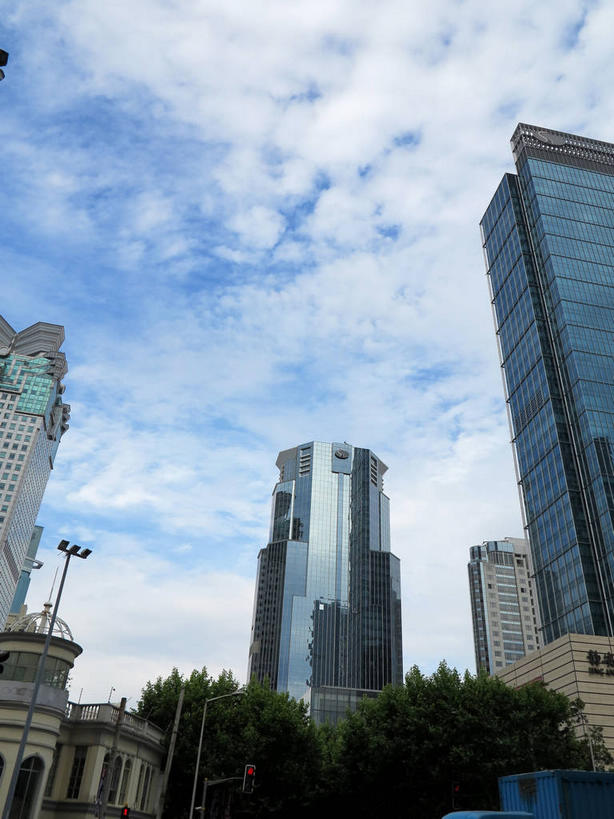 无人,高楼大厦,竖图,室外,白天,仰视,度假,美景,树林,植物,窗户,落地窗,城市风光,城市,大厦,建筑,路灯,摩天大楼,照明,上海,中国,亚洲,一排,许多,阴影,整齐,并列,并排,光线,影子,景观,云,云朵,灯光,很多,云彩,娱乐,建设,玻璃窗,灯,树,树木,排列,蓝色,绿色,白云,倒影,蓝天,天空,阳光,自然,南京路,天,享受,休闲,景色,放松,生长,晴朗,成长,照亮,申,倒映,照明设备,队列,平行,玻璃幕墙,东亚,静安区,上海市,中华人民共和国,沪,华东地区,反照,晴空,彩图,低角度拍摄,大楼,高层建筑,高楼,摩天楼,嘉里中心,上海嘉里中心,shslj1