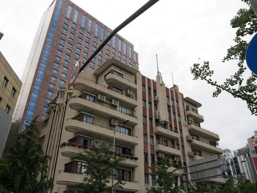 无人,家,横图,室外,白天,仰视,旅游,度假,植物,窗户,标志建筑,地标,建筑,路灯,照明,上海,中国,亚洲,许多,吊挂,悬挂,电器,房屋,墙,屋子,公寓,灯光,很多,挂,娱乐,建设,洋房,楼房,玻璃窗,墙壁,墙面,住宅,灯,空调,树,树木,绿色,天空,自然,天,享受,休闲,旅游胜地,放松,生长,成长,照亮,申,调节,舒适,家电,家用电器,照明设备,调整,故居,东亚,静安区,上海市,中华人民共和国,沪,华东地区,空气调节器,彩图,低角度拍摄,房子,shslj1,爱林登公寓,常德公寓,常德路,张爱玲故居