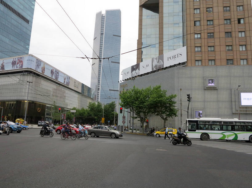 东方人,高楼大厦,横图,室外,白天,正面,度假,美景,植物,窗户,落地窗,城市风光,城市,大厦,道路,建筑,路,摩天大楼,公路,公共汽车,自行车,汽车,上海,中国,亚洲,一排,许多,行人,握,阴影,服装,整齐,并列,并排,电力,光线,电线,电线杆,线,影子,墙,景观,云,云朵,巴士,电能,公交车,交通,很多,许多人,线路,云彩,注视,休闲装,黄种人,娱乐,建设,路人,玻璃窗,墙壁,墙面,车,脚踏车,树,树木,南京西路,排列,骑,衣服,蓝色,绿色,白云,倒影,蓝天,天空,阳光,自然,交通工具,轿车,天,观察,看,一群人,骑车,享受,休闲,休闲服,景色,放松,握着,服饰,生长,晴朗,成长,观看,电,电源,申,察看,倒映,队列,关注,载具,能量,平行,玻璃幕墙,东亚,静安区,上海市,中华人民共和国,沪,华东地区,反照,过客,男人,男性,年轻男性,年轻女性,女人,女性,亚洲人,晴空,马路,半身,彩图,大楼,高层建筑,高楼,摩天楼,shslj1,轻工机械大厦,越洋广场