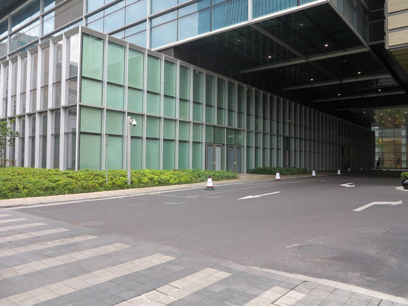 无人,高楼大厦,横图,室外,白天,正面,度假,美景,植物,窗户,城市风光,城市,大厦,道路,建筑,路,路灯,摩天大楼,人行横道,公路,汽车,照明,上海,中国,亚洲,枯萎,墙,景观,人行道,灯光,分界线,枯草,停车线,交通,方向,娱乐,建设,玻璃窗,箭头,墙壁,墙面,车,灯,草,黄色,白色,交通工具,轿车,南京路,享受,休闲,景色,放松,车行道,车行道分界线,照亮,申,指向,照明设备,载具,标线,人行横道线,东亚,车行线,静安区,上海市,中华人民共和国,沪,华东地区,簇,斑马线,马路,彩图,大楼,高层建筑,高楼,摩天楼,嘉里中心,上海嘉里中心,shslj1