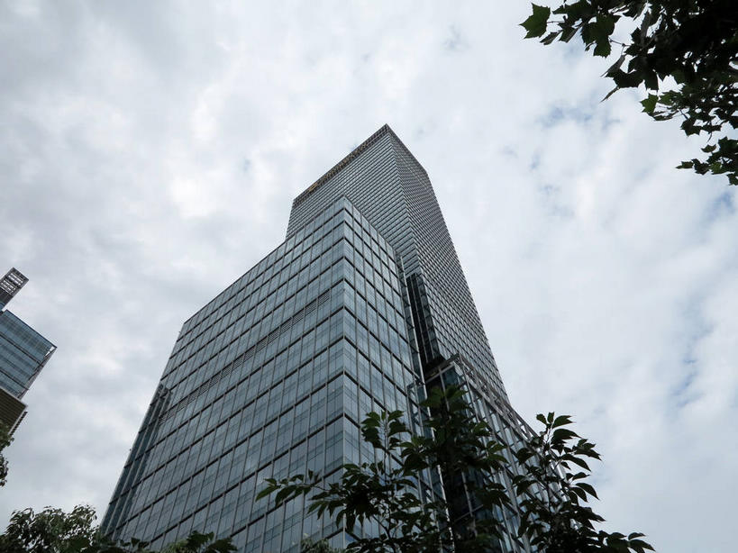 无人,宾馆,高楼大厦,横图,室外,白天,仰视,度假,美景,植物,窗户,落地窗,城市风光,城市,大厦,建筑,酒店,摩天大楼,上海,中国,亚洲,一排,许多,阴影,整齐,并列,并排,光线,影子,景观,云,云朵,很多,云彩,娱乐,建设,玻璃窗,树,树木,排列,蓝色,绿色,白云,倒影,蓝天,天空,阳光,自然,南京路,天,享受,休闲,景色,放松,生长,晴朗,成长,酒家,旅社,申,倒映,队列,平行,玻璃幕墙,东亚,静安区,上海市,中华人民共和国,沪,华东地区,反照,晴空,彩图,低角度拍摄,大楼,高层建筑,高楼,客店,客栈,旅店,旅馆,摩天楼,商旅,嘉里中心,上海嘉里中心,shslj1,静安香格里拉大酒店