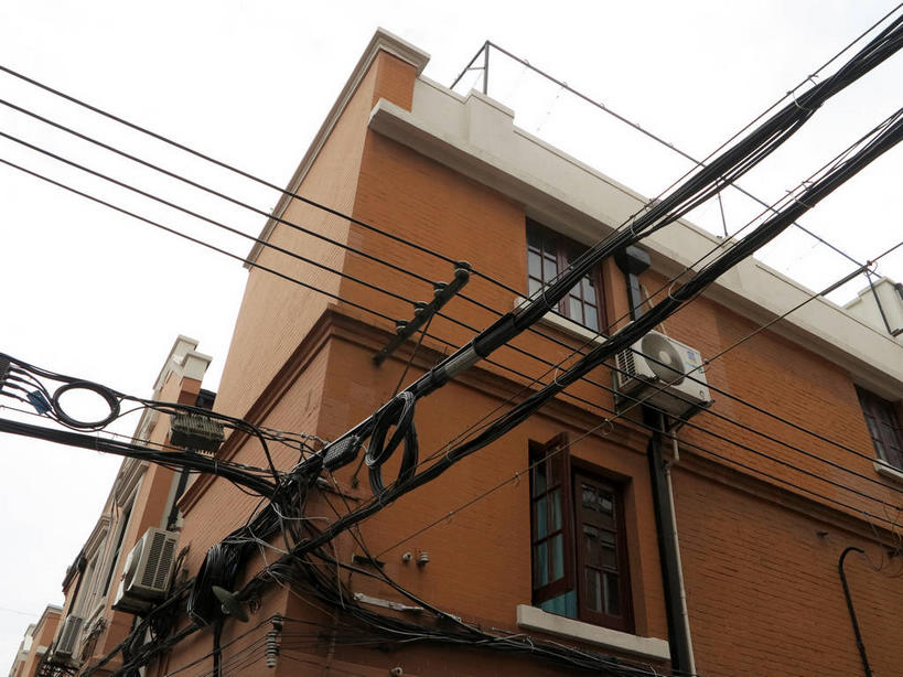 无人,家,横图,室外,白天,仰视,旅游,度假,标志建筑,地标,建筑,上海,中国,亚洲,吊挂,悬挂,电力,电器,电线,线,房屋,墙,屋子,公寓,小巷,棕色,电能,挂,线路,娱乐,建设,洋房,楼房,弄堂,墙壁,墙面,住宅,空调,巷子,天空,天,享受,休闲,旅游胜地,放松,电,电源,电源线,申,调节,舒适,家电,家用电器,调整,能量,故居,卢湾区,东亚,静安区,延安中路,上海市,四明村,中华人民共和国,沪,华东地区,空气调节器,彩图,低角度拍摄,房子,南昌路,四明邨,电力线,shslj1,徐志摩旧居