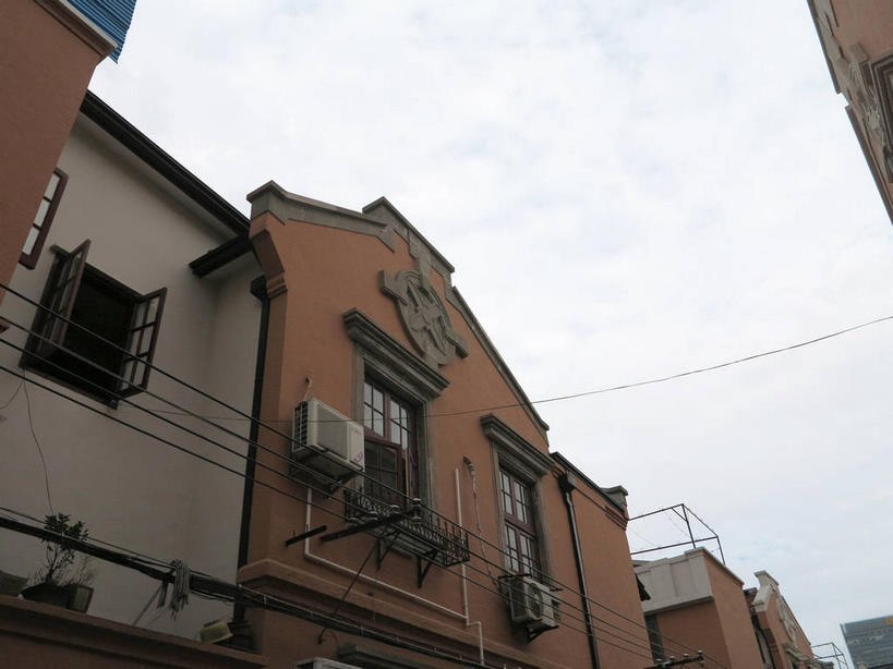 无人,家,横图,室外,白天,仰视,旅游,度假,窗户,标志建筑,地标,建筑,上海,中国,亚洲,吊挂,悬挂,电力,电器,电线,线,房屋,墙,屋子,公寓,棕色,电能,挂,线路,娱乐,建设,洋房,楼房,玻璃窗,墙壁,墙面,住宅,空调,天空,天,享受,休闲,旅游胜地,放松,电,电源,电源线,申,调节,舒适,家电,家用电器,调整,能量,故居,卢湾区,东亚,静安区,延安中路,上海市,四明村,中华人民共和国,沪,华东地区,空气调节器,彩图,低角度拍摄,房子,南昌路,四明邨,shslj1,徐志摩旧居