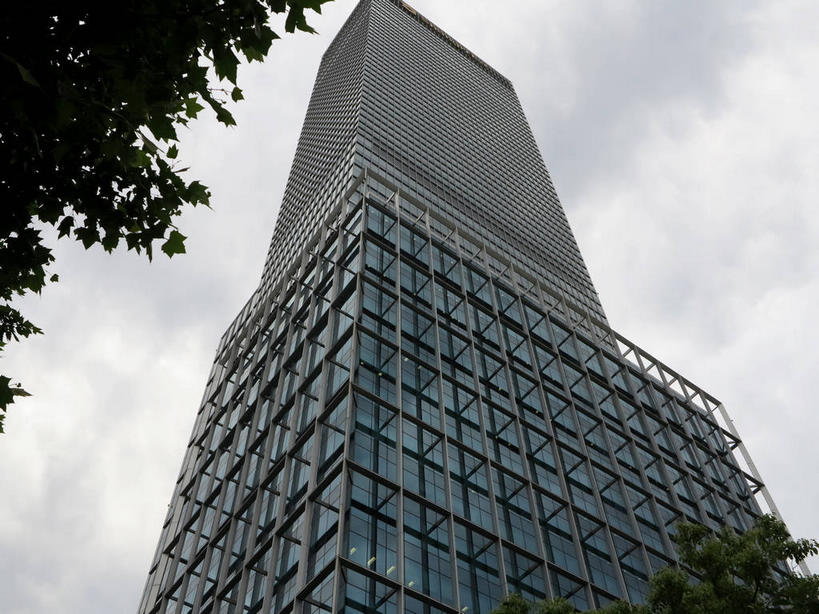 无人,宾馆,高楼大厦,横图,室外,白天,仰视,度假,美景,植物,窗户,落地窗,城市风光,城市,大厦,建筑,酒店,摩天大楼,上海,中国,亚洲,一排,许多,整齐,并列,并排,景观,乌云,云,阴天,云朵,很多,云彩,娱乐,建设,玻璃窗,树,树木,排列,绿色,倒影,天空,自然,南京路,天,享受,休闲,景色,放松,生长,成长,酒家,旅社,申,倒映,昏暗,阴沉,队列,平行,玻璃幕墙,东亚,静安区,上海市,中华人民共和国,沪,华东地区,反照,彩图,低角度拍摄,大楼,高层建筑,高楼,客店,客栈,旅店,旅馆,摩天楼,商旅,嘉里中心,上海嘉里中心,shslj1,静安香格里拉大酒店