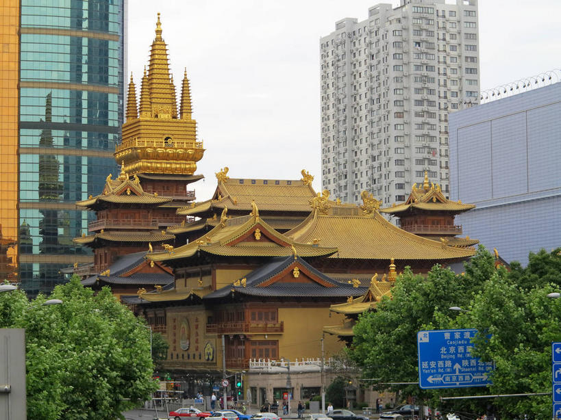 无人,高楼大厦,寺庙,横图,俯视,室外,白天,旅游,度假,名胜古迹,植物,窗户,落地窗,标志建筑,大厦,道路,地标,建筑,路,摩天大楼,指示牌,公路,公共汽车,上海,中国,亚洲,一排,许多,节日,遗迹,整齐,并列,并排,标志,路标,墙,屋顶,乌云,云,阴天,云朵,分界线,巴士,停车线,公交车,交通,很多,云彩,顶棚,古迹,文化,文物,娱乐,标识,建设,古建筑,路牌,玻璃窗,墙壁,墙面,车,树,树木,南京西路,排列,蓝色,绿色,倒影,天空,自然,庙宇,交通工具,轿车,南京路,天,祈祷,享受,休闲,健康,金色,旅游胜地,放松,许愿,宗教,佛教,信仰,生长,成长,纪念,静安寺,车行道,车行道分界线,祈求,申,倒映,昏暗,阴沉,队列,载具,标线,平行,玻璃幕墙,古文明,东亚,车行线,静安区,上海市,华山路,中华人民共和国,沪,华东地区,释教,反照,平安,马路,彩图,高角度拍摄,大楼,高层建筑,高楼,庙,摩天楼,寺,静安古寺,shslj1,环球世界大厦,万航渡路