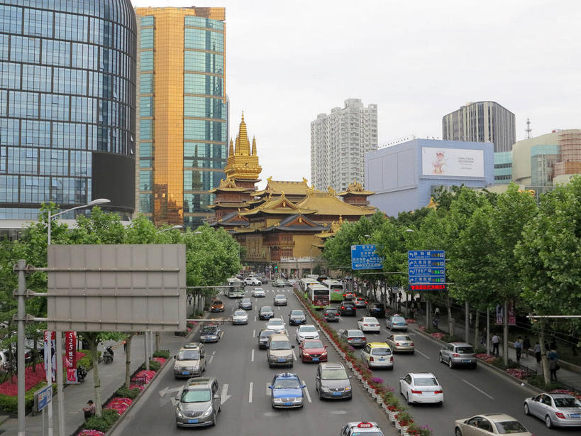 无人,高楼大厦,寺庙,横图,俯视,室外,白天,旅游,度假,名胜古迹,植物,窗户,落地窗,标志建筑,大厦,道路,地标,建筑,路,摩天大楼,指示牌,公路,公共汽车,上海,中国,亚洲,一排,许多,节日,遗迹,整齐,并列,并排,标志,路标,墙,屋顶,乌云,云,阴天,云朵,分界线,巴士,停车线,公交车,交通,很多,云彩,顶棚,古迹,文化,文物,娱乐,标识,建设,古建筑,路牌,玻璃窗,墙壁,墙面,车,树,树木,南京西路,排列,蓝色,绿色,倒影,天空,自然,庙宇,交通工具,轿车,南京路,天,祈祷,享受,休闲,健康,金色,旅游胜地,放松,许愿,宗教,佛教,信仰,生长,成长,纪念,静安寺,车行道,车行道分界线,祈求,申,倒映,昏暗,阴沉,队列,载具,标线,平行,玻璃幕墙,古文明,东亚,车行线,静安区,上海市,华山路,中华人民共和国,沪,华东地区,释教,反照,平安,马路,彩图,高角度拍摄,大楼,高层建筑,高楼,庙,摩天楼,寺,静安古寺,shslj1,环球世界大厦,万航渡路