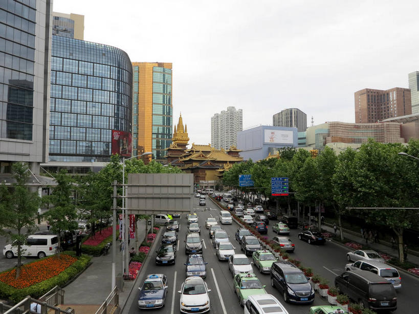 无人,高楼大厦,寺庙,横图,俯视,室外,白天,旅游,度假,名胜古迹,植物,窗户,落地窗,标志建筑,大厦,道路,地标,建筑,路,摩天大楼,指示牌,公路,公共汽车,上海,中国,亚洲,一排,许多,节日,遗迹,整齐,并列,并排,标志,路标,墙,屋顶,乌云,云,阴天,云朵,分界线,巴士,停车线,公交车,交通,很多,云彩,顶棚,古迹,文化,文物,娱乐,标识,建设,古建筑,路牌,玻璃窗,墙壁,墙面,车,树,树木,南京西路,排列,蓝色,绿色,倒影,天空,自然,庙宇,交通工具,轿车,南京路,天,祈祷,享受,休闲,健康,金色,旅游胜地,放松,许愿,宗教,佛教,信仰,生长,成长,纪念,静安寺,车行道,车行道分界线,祈求,申,倒映,昏暗,阴沉,队列,载具,标线,平行,玻璃幕墙,古文明,东亚,车行线,静安区,上海市,华山路,中华人民共和国,沪,华东地区,释教,反照,平安,马路,彩图,高角度拍摄,大楼,高层建筑,高楼,庙,摩天楼,寺,静安古寺,shslj1,环球世界大厦,万航渡路