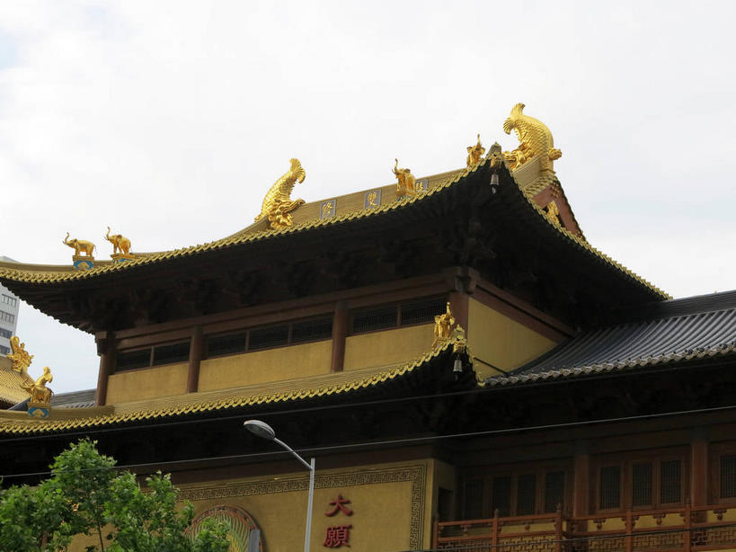 无人,寺庙,栏杆,横图,室外,白天,仰视,旅游,度假,名胜古迹,植物,标志建筑,地标,建筑,路灯,照明,上海,中国,亚洲,节日,遗迹,标志,瓦片,文字,柱子,字符,屋檐,围栏,灯光,古迹,文化,文物,娱乐,标识,建设,古建筑,护栏,檐,灯,树,树木,南京西路,绿色,天空,自然,庙宇,天,祈祷,享受,休闲,健康,金色,汉字,旅游胜地,放松,许愿,宗教,佛教,信仰,生长,成长,纪念,静安寺,祈求,照亮,申,照明设备,中文,古文明,东亚,静安区,上海市,华山路,中华人民共和国,沪,华东地区,国文,华文,释教,平安,彩图,低角度拍摄,庙,寺,静安古寺,飞檐,shslj1