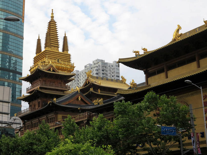 无人,高楼大厦,寺庙,栏杆,横图,室外,白天,仰视,旅游,度假,名胜古迹,植物,标志建筑,大厦,地标,建筑,路灯,摩天大楼,照明,上海,中国,亚洲,节日,遗迹,瓦片,柱子,屋檐,围栏,灯光,古迹,文化,文物,娱乐,建设,古建筑,护栏,檐,灯,树,树木,南京西路,绿色,天空,庙宇,天,祈祷,享受,休闲,健康,金色,旅游胜地,放松,许愿,宗教,佛教,信仰,生长,成长,纪念,静安寺,祈求,照亮,申,照明设备,古文明,东亚,静安区,上海市,华山路,中华人民共和国,沪,华东地区,释教,平安,彩图,低角度拍摄,大楼,高层建筑,高楼,庙,摩天楼,寺,静安古寺,飞檐,shslj1