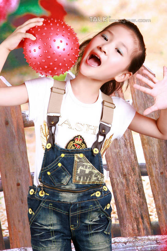 东方人,儿童,一个人,栏杆,站,笑,微笑,露齿笑,竖图,室内,白天,正面,游戏,纯洁,花海,花圃,植物,玩具,叶子,亚洲,仅一个女性,仅一个人,握,服装,裤子,盛开,栅栏,篱笆,围栏,拿,玩,花蕾,拿着,注视,牛仔裤,休闲装,黄种人,娱乐,护栏,花,花瓣,花朵,花卉,鲜花,一个,小孩,衣服,红色,绿色,背景墙,花丛,花束,花田,花苞,花蕊,观察,看,站着,仅一个小孩,休闲,休闲服,橡胶,可爱,童年,童趣,益智,握着,服饰,皮球,单个,观看,活动,装饰墙,察看,张开五指,发泄,关注,消遣,智力,童真,橡胶制品,烂漫,无邪,宣泄,空心球,天真,女孩,女人,女性,亚洲人,孩子,玩耍,嬉戏,站立,半身,彩图,五指张开,女生,shslq1