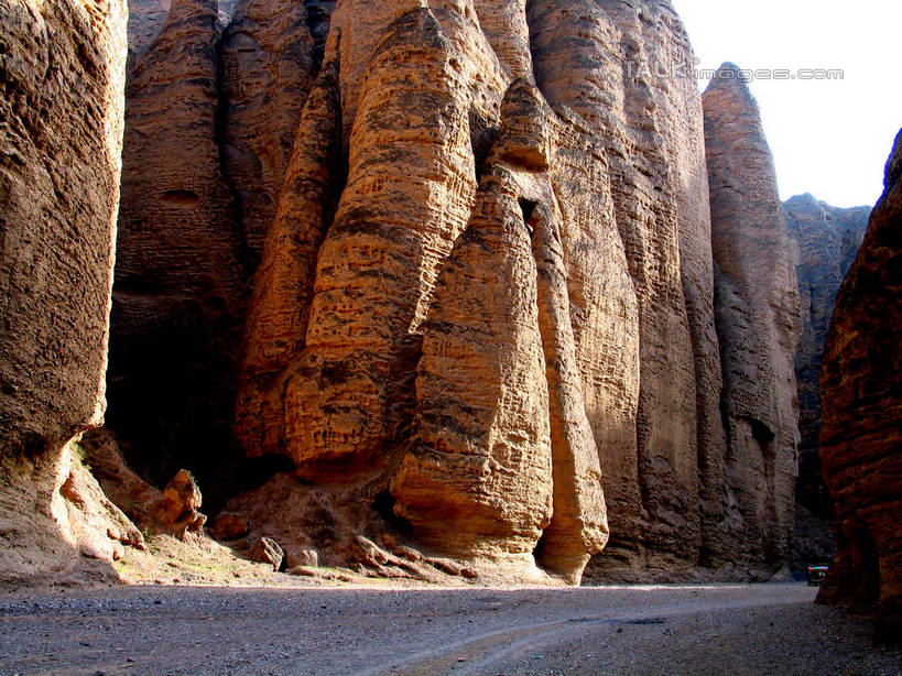 无人,横图,室外,白天,正面,旅游,度假,石头,美景,山,山脉,道路,路,中国,亚洲,阴影,光线,石子,影子,景观,山顶,山峰,小路,交通,山峦,娱乐,云南,蓝色,蓝天,天空,阳光,自然,群山,天,享受,休闲,景色,放松,晴朗,自然风光,东亚,沉积岩,土林,元谋土林,云南省,元谋县,万里无云,中华人民共和国,西南地区,滇,楚雄,楚雄州,楚雄彝族自治州,颠峰,极峰,水成岩,石块,岩石,晴空,晴空万里,彩图,元谋,shtjw1