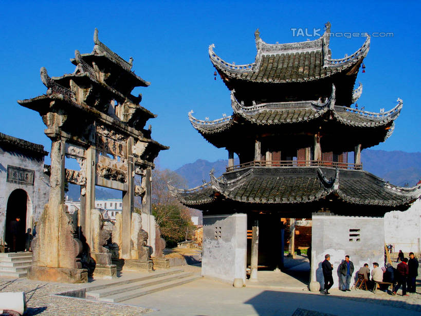 东方人,站,横图,室外,白天,仰视,旅游,度假,黄山,石头,山,山脉,植物,楼梯,标志建筑,地标,建筑,中国,亚洲,行人,游客,游人,阴影,服装,光线,石子,瓦片,影子,阶梯,屋顶,山顶,山峰,山峦,许多人,顶棚,瓦,注视,休闲装,黄种人,娱乐,建设,路人,旅客,台阶,树,树木,衣服,蓝色,绿色,蓝天,天空,阳光,自然,群山,天,观察,看,站着,一群人,享受,休闲,休闲服,旅游胜地,放松,建造,服饰,生长,晴朗,成长,观看,察看,关注,东亚,沉积岩,屋瓦,安徽,安徽省,黄山市,歙县,许村,万里无云,中华人民共和国,华东地区,皖,颠峰,极峰,过客,水成岩,男人,男性,年轻男性,年轻女性,女人,女性,亚洲人,石块,岩石,晴空,晴空万里,站立,半身,彩图,低角度拍摄,shtjw1