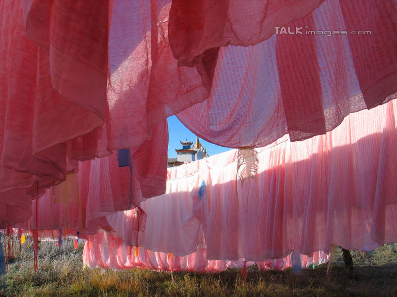 无人,寺庙,横图,室外,白天,正面,旅游,度假,标志建筑,地标,建筑,中国,亚洲,阴影,节日,光线,影子,燃烧,文化,娱乐,建设,西藏,经幡,蓝色,蓝天,天空,阳光,香火,庙宇,天,祈祷,享受,休闲,健康,旅游胜地,放松,许愿,宗教,信仰,晴朗,纪念,祈求,藏,东亚,西藏自治区,万里无云,风马旗,中华人民共和国,西南地区,平安,晴空,晴空万里,彩图,庙,寺,shtjw1