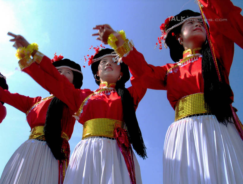 东方人,三个人,站,举,握手,横图,室外,白天,仰视,民族服装,跳舞,丽江,中国,亚洲,阴影,服装,光线,影子,注视,黄种人,云南,衣服,蓝色,蓝天,天空,阳光,天,观察,看,托,站着,服饰,四川省,晴朗,观看,察看,衣着,穿着,关注,舞姿,东亚,凉山彝族自治州,四川,盐源县,泸沽湖,凉山,云南省,万里无云,中华人民共和国,西南地区,川,滇,丽江市,凉山州,衣饰,年轻女性,女人,女性,亚洲人,晴空,晴空万里,搀手,举起,举手,举着,拉手,手搀手,手拉手,手牵手,手握手,向上举,向上伸,向上托,站立,半身,彩图,低角度拍摄,传统服装,民俗服,舞蹈,左所海,盐源,宁蒗彝族自治县,宁蒗县,鲁窟海子,亮海,shtjw1