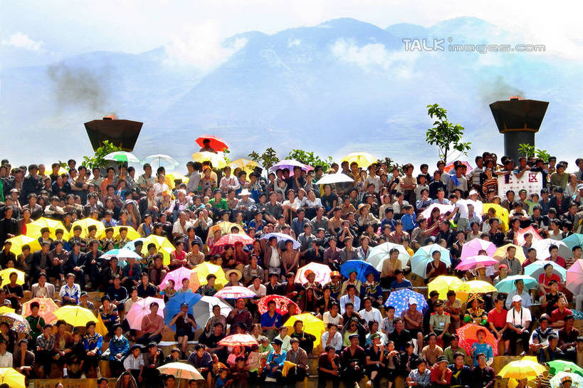 东方人,站,横图,室外,白天,正面,民族服装,植物,中国,亚洲,行人,游客,游人,握,阴影,服装,节日,庆祝,光线,伞,影子,雨伞,遮阳伞,云,云朵,许多人,拿,云彩,拿着,黄种人,文化,阳伞,路人,旅客,树,树木,火把节,衣服,蓝色,绿色,白云,蓝天,天空,阳光,自然,天,站着,一群人,庆典,握着,服饰,四川省,生长,晴朗,成长,纪念,太阳伞,衣着,穿着,东亚,凉山彝族自治州,四川,凉山,中华人民共和国,西南地区,川,凉山州,衣饰,过客,男人,男性,年轻男性,年轻女性,女人,女性,中年男性,中年女性,亚洲人,晴空,站立,半身,彩图,传统服装,民俗服,凉山火把节,shtjw1