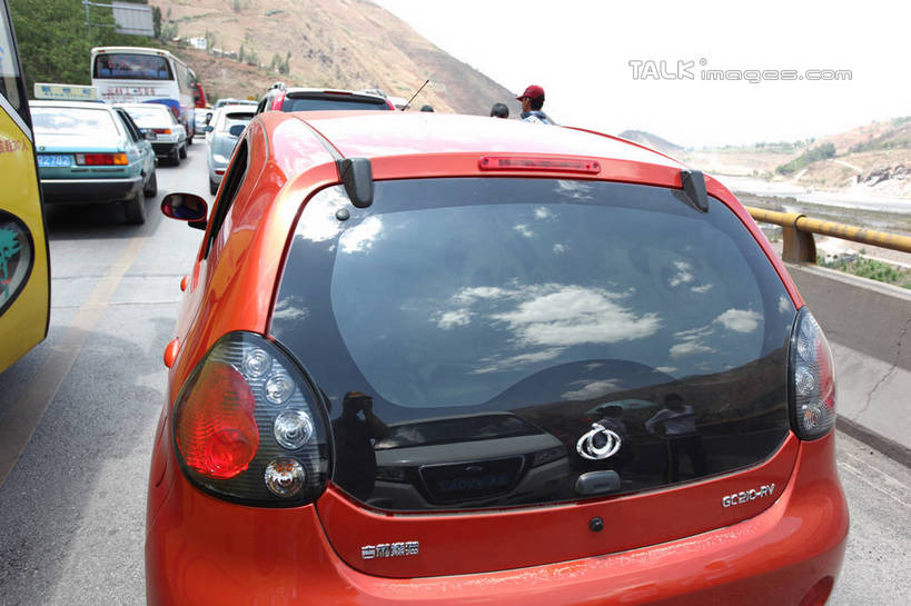 东方人,站,横图,室外,白天,正面,旅游,度假,石头,美景,山,山脉,植物,汽车,亚洲,行人,游客,游人,阴影,服装,光线,英文,标志,石子,文字,影子,字符,字母,景观,山顶,山峰,山峦,许多人,注视,休闲装,黄种人,娱乐,标识,路人,旅客,车,树,树木,衣服,绿色,阳光,自然,交通工具,轿车,群山,观察,看,站着,一群人,享受,休闲,休闲服,车牌,景色,放松,服饰,凭证,生长,成长,观看,英文字母,察看,关注,自然风光,载具,牌照,颠峰,极峰,过客,汽车牌照,行车凭证,男人,男性,年轻男性,年轻女性,女人,女性,亚洲人,石块,站立,半身,彩图,shtjw1