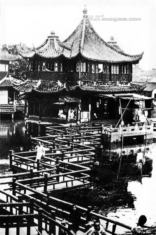 东方人,家,栏杆,走,竖图,黑白,室外,白天,正面,旅游,度假,植物,标志建筑,地标,建筑,上海,中国,亚洲,行人,游客,游人,服装,木板,房屋,屋顶,屋子,池塘,水池,围栏,桥,木桥,许多人,顶棚,注视,休闲装,黄种人,娱乐,建设,护栏,楼房,路人,旅客,住宅,栈桥,树,树木,湖心亭,衣服,绿色,自然,九曲桥,豫园,观察,看,一群人,享受,休闲,休闲服,旅游胜地,放松,服饰,生长,成长,观看,人行桥,木板桥,申,察看,关注,黄浦区,东亚,上海市,中华人民共和国,沪,华东地区,过客,上海九曲桥,男人,男性,年轻男性,年轻女性,女人,女性,亚洲人,步行,散步,走路,半身,房子,豫园湖心亭茶楼,shtjw1