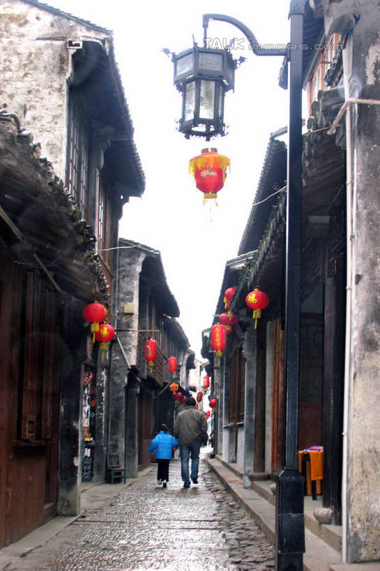 东方人,儿童,两个人,家庭,父亲,儿子,家,走,竖图,室外,白天,旅游,度假,纯洁,标志建筑,地标,建筑,照明,中国,亚洲,服装,灯笼,纸灯笼,房屋,屋子,小巷,休闲装,黄种人,娱乐,建设,楼房,弄堂,住宅,小孩,巷子,背面,衣服,灯具,享受,休闲,温暖,温馨,父子,一家人,休闲服,旅游胜地,放松,父爱,可爱,童年,童趣,服饰,照亮,和睦,照明设备,童真,东亚,烂漫,无邪,中华人民共和国,天真,男孩,男人,男性,年轻男性,亚洲人,孩子,年轻人,步行,散步,走路,彩图,全身,房子,融洽,男生,shtjw1