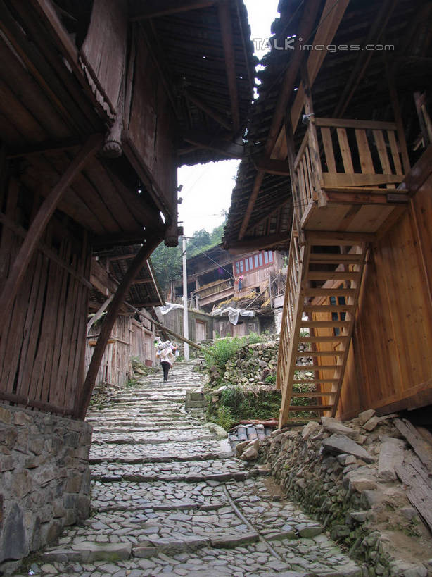 无人,家,木屋,竖图,室外,白天,正面,旅游,度假,美景,植物,道路,路,中国,亚洲,阴影,光线,影子,景观,小路,交通,娱乐,住宅,树,树木,绿色,阳光,自然,享受,休闲,景色,放松,乡间小路,生长,成长,自然风光,东亚,贵州,贵州省,郎德上寨,首府,中华人民共和国,黔,西南地区,黔东南,黔东南州,黔东南苗族侗族自治州,彩图,茅舍,茅屋,棚屋,小木屋,小屋,凯里,凯里市,shtjw1