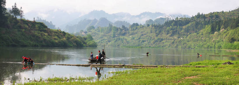 东方人,站,横图,室外,白天,正面,旅游,度假,河流,石头,美景,森林,山,山脉,树林,水,植物,雾,船,中国,亚洲,阴影,波纹,服装,朦胧,模糊,光线,石子,影子,河水,景观,山顶,山峰,水流,木船,涟漪,山峦,许多人,注视,休闲装,黄种人,娱乐,树,树木,衣服,绿色,倒影,水纹,阳光,自然,交通工具,波浪,群山,观察,看,站着,一群人,享受,休闲,休闲服,景色,放松,服饰,生长,成长,观看,迷雾,察看,倒映,舟,关注,自然风光,载具,东亚,沉积岩,贵州,贵州省,施洞,台江,中华人民共和国,水晕,黔,西南地区,黔东南,黔东南州,黔东南苗族侗族自治州,颠峰,极峰,反照,水成岩,男人,男性,年轻男性,年轻女性,女人,女性,亚洲人,石块,岩石,大雾,站立,彩图,全身,台江县,施洞镇,shtjw1