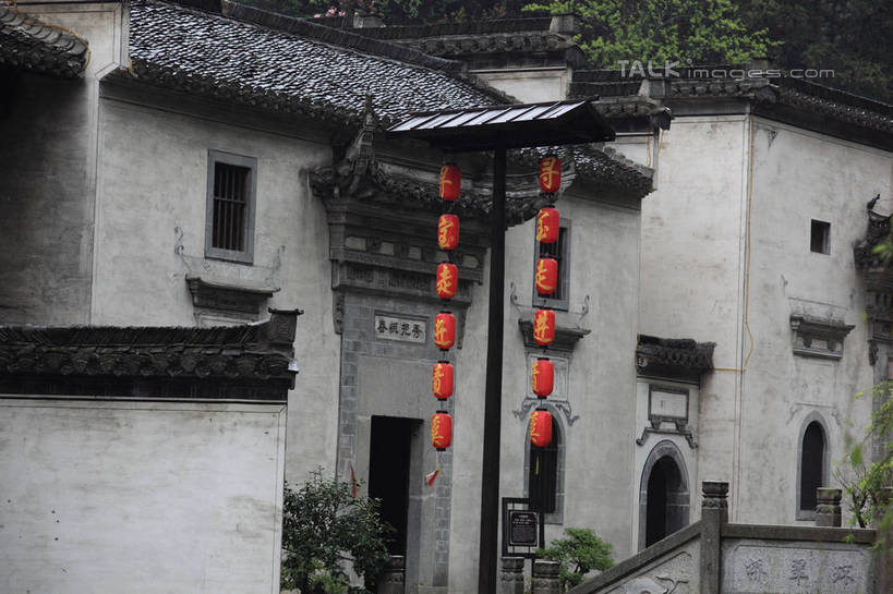 无人,家,横图,室外,白天,正面,旅游,度假,名胜古迹,植物,标志建筑,地标,建筑,照明,中国,亚洲,吊挂,悬挂,阴影,遗迹,光线,灯笼,瓦片,影子,纸灯笼,房屋,屋顶,屋子,挂,顶棚,瓦,古迹,文物,娱乐,建设,古建筑,楼房,住宅,树,树木,绿色,阳光,自然,灯具,享受,休闲,旅游胜地,放松,建造,生长,成长,照亮,照明设备,古文明,东亚,屋瓦,安徽,安徽省,绩溪,中华人民共和国,华东地区,皖,彩图,房子,绩溪县,shtjw1