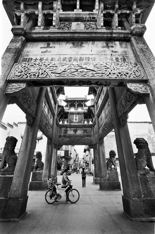 东方人,两个人,站,坐,竖图,黑白,室外,白天,仰视,旅游,度假,名胜古迹,植物,标志建筑,地标,建筑,自行车,中国,亚洲,遗迹,标志,文字,字符,牌坊,牌楼,注视,黄种人,古迹,文化,文物,娱乐,标识,建设,古建筑,车,脚踏车,树,树木,骑,绿色,自然,交通工具,观察,看,站着,骑车,享受,休闲,汉字,旅游胜地,放松,生长,成长,观看,纪念,祭祀,察看,关注,中文,载具,表彰,荣誉,古文明,东亚,安徽,安徽省,绩溪,中华人民共和国,华东地区,国文,华文,荣耀,皖,男人,男性,年轻男性,年轻女性,女人,女性,亚洲人,站立,坐着,低角度拍摄,全身,绩溪县,传统文化,shtjw1