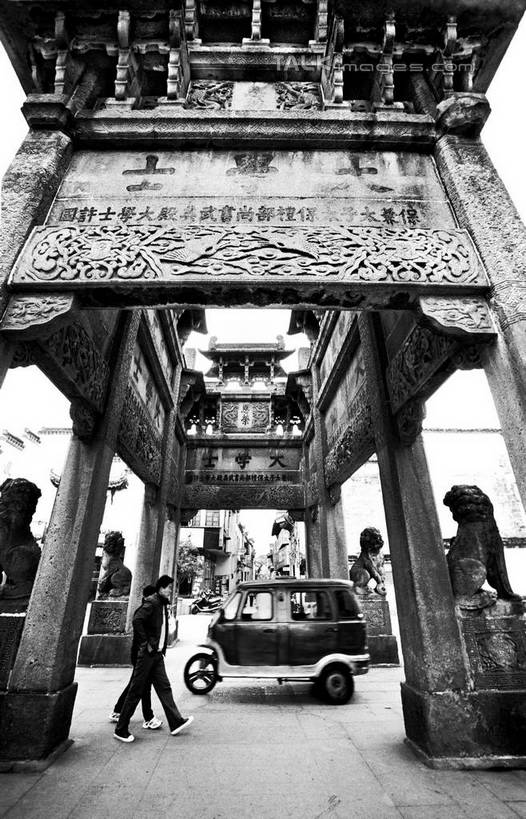 东方人,三个人,坐,走,竖图,黑白,室外,白天,仰视,旅游,度假,名胜古迹,植物,标志建筑,地标,建筑,中国,亚洲,行人,服装,遗迹,标志,文字,字符,牌坊,牌楼,三轮车,注视,休闲装,黄种人,古迹,文化,文物,娱乐,标识,建设,古建筑,路人,车,脚踏车,树,树木,衣服,绿色,自然,交通工具,观察,看,享受,休闲,休闲服,汉字,旅游胜地,放松,服饰,生长,成长,观看,纪念,祭祀,察看,关注,中文,载具,表彰,荣誉,古文明,东亚,安徽,安徽省,绩溪,中华人民共和国,华东地区,国文,华文,荣耀,皖,过客,男人,男性,年轻男性,年轻女性,女人,女性,亚洲人,步行,散步,走路,坐着,低角度拍摄,全身,绩溪县,传统文化,shtjw1