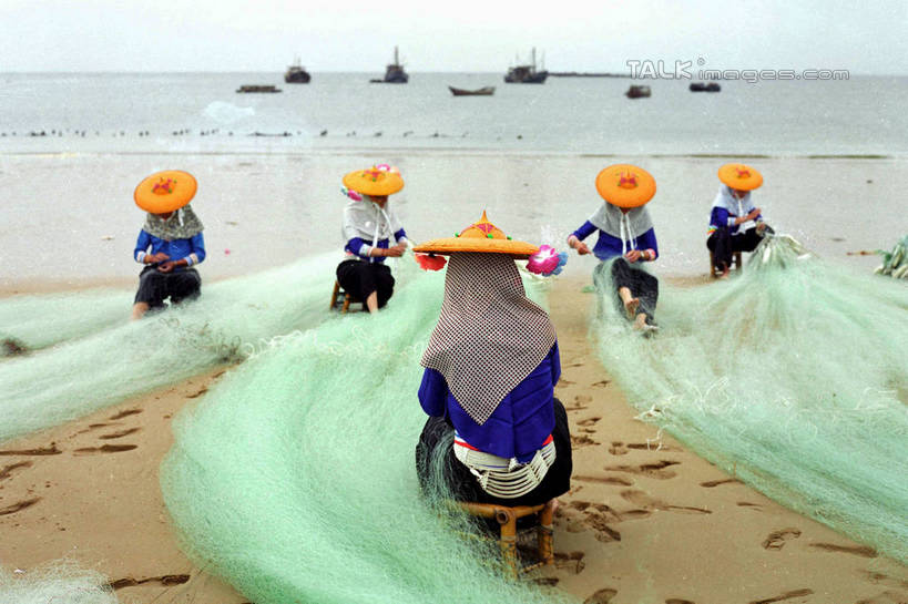 东方人,背部,蹲,横图,室外,白天,正面,民族服装,旅游,度假,海浪,海洋,美景,沙滩,帽子,中国,亚洲,五个人,阴影,服装,光线,沙子,影子,海岸,景观,浪花,沙地,许多人,注视,黄种人,娱乐,斗笠,衣服,蓝色,蓝天,天空,阳光,自然,海水,天,观察,看,一群人,享受,休闲,遮阳,景色,放松,服饰,渔网,晴朗,观看,渔具,察看,衣着,穿着,关注,抓捕,自然风光,捕捞,鱼网,海景,福建,东亚,惠安,福建省,万里无云,拉网,捕捞工具,中华人民共和国,华东地区,闽,泉州,泉州市,衣饰,笠帽,年轻女性,女人,女性,亚洲人,大海,风浪,海,海水的波动,海滩,近岸浪,涌浪,晴空,晴空万里,蹲着,彩图,全身,传统服装,民俗服,编结帽,箬笠,蔽雨,惠安县,shtjw1